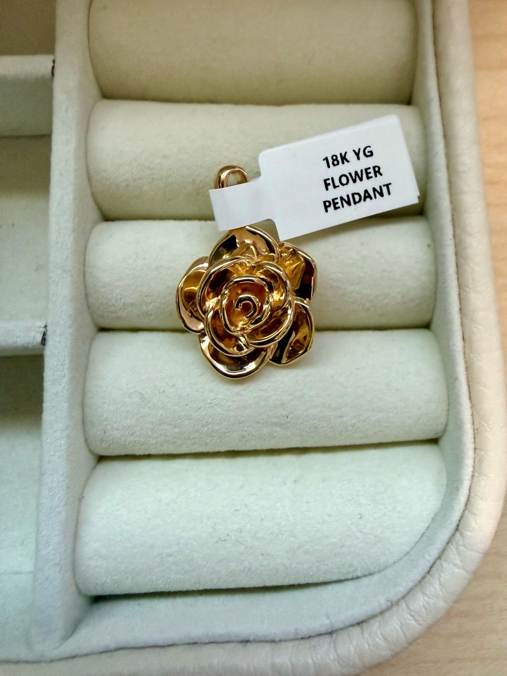18K Yellow Gold Flower Pendant - Elegant Rose Design